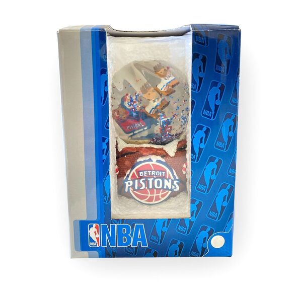NBA DETROIT PISTONS Snow Globe SANTA Christmas Basketball Forever Collectibles - Picture 1 of 8